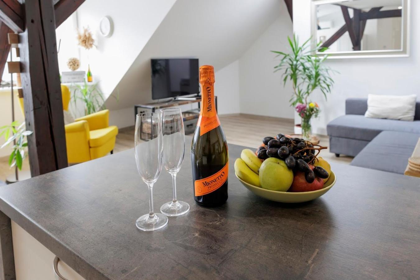 Vip Apartment In Old Town With Free Parking Pressburg Exterior foto